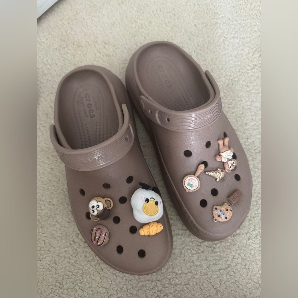 NEW CROCS Classic Crush Clog Platform Men's 7 Women's 9 Color Latte/Beige W Pins